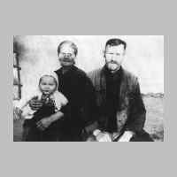 022-0351 Die Grosseltern Johanna und Friedrich Neumann mit ihrem Enkelsohn Reinhold Korallus im Jahre 1943 in Gross Koewe..jpg